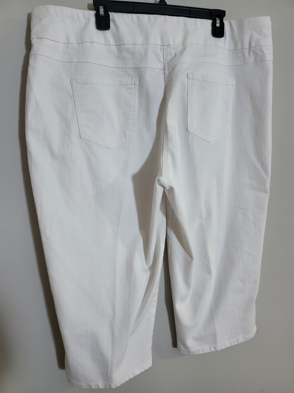 Ruby Rd. White Crop Capris - Picture 2 of 3